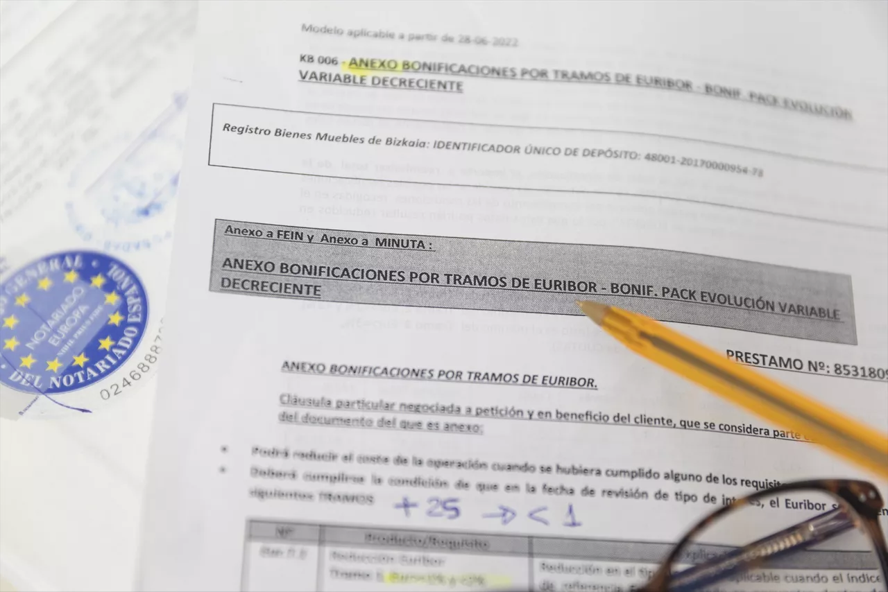 (Foto de ARCHIVO)

Documentación para la firma de una hipoteca, a 15 de marzo de 2023, en Madrid (España). El Euríbor a 12 meses, el índice al que están referenciadas la mayoría de hipotecas variables en España, cayó ayer al 3,509% en su tasa diaria, si bien la tasa mensual sigue por encima del 3,8%. Entre el 1 y 9 de marzo, la evolución diaria del Euríbor había mantenido su tendencia alcista, alcanzando un máximo desde noviembre de 2008 al situarse en el 3,978%. Sin embargo, el viernes 10 de marzo, el indicador comenzó a descender, coincidiendo con las primeras señales de alarma relacionadas con Silicon Valley Bank (SVB).



Eduardo Parra / Europa Press

16 MARZO 2023;MADRID;HIPOTECAS;EURÍBOR

15/3/2023
