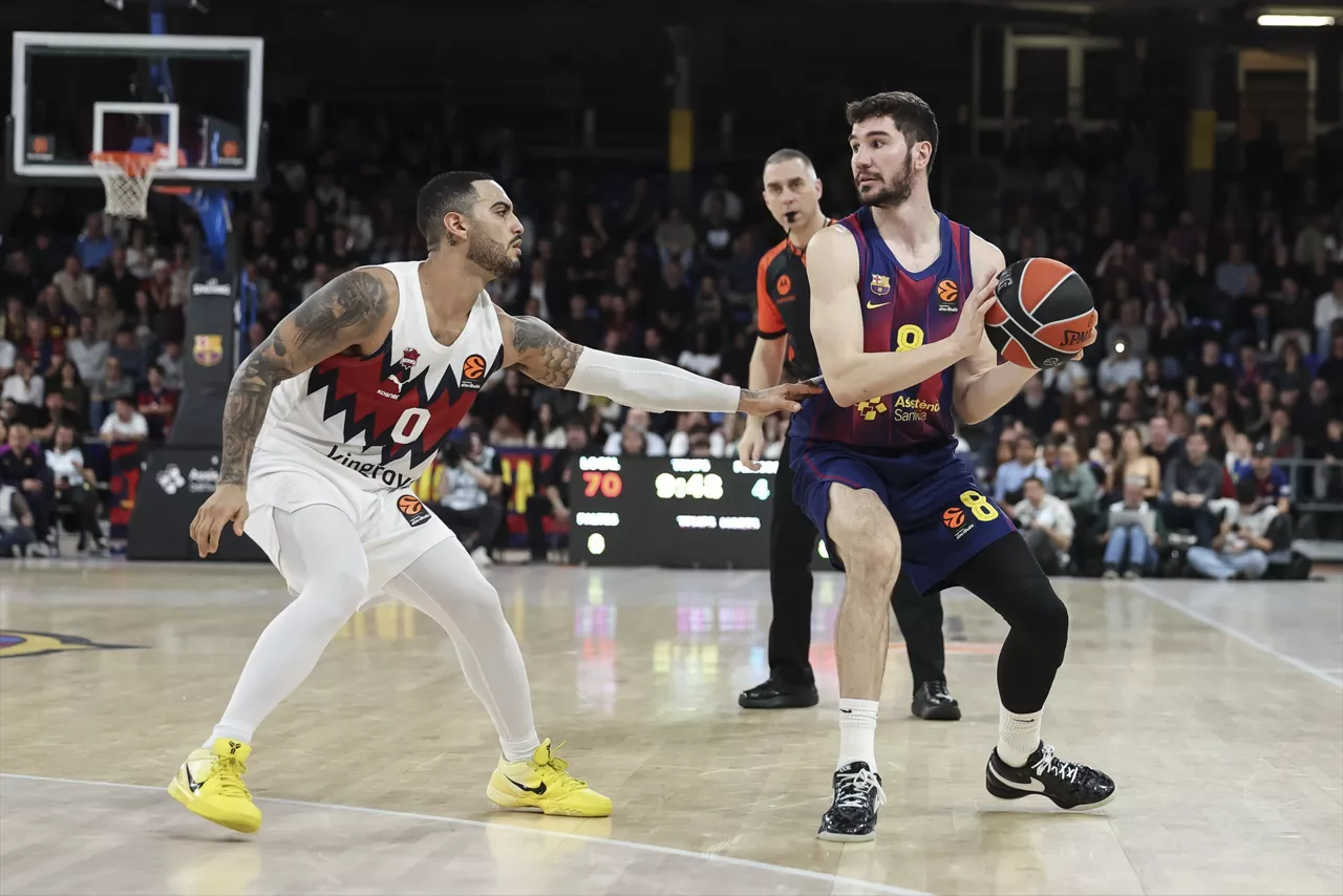 (Foto de ARCHIVO)

Dario Brizuela of FC Barcelona and Markus Howard of Baskonia in action during the EuroLeague Regular Season Round 17 match played between FC Barcelona and Baskonia at Palau Blaugrana on December 19, 2025 in Barcelona, Spain.



Javier Borrego / AFP7 / Europa Press

19/12/2025 ONLY FOR USE IN SPAIN