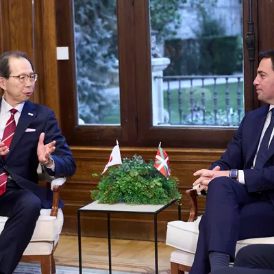 El Lehendakari Imanol Pradales junto al gobernador de Fukushima, Masao Uchibori 