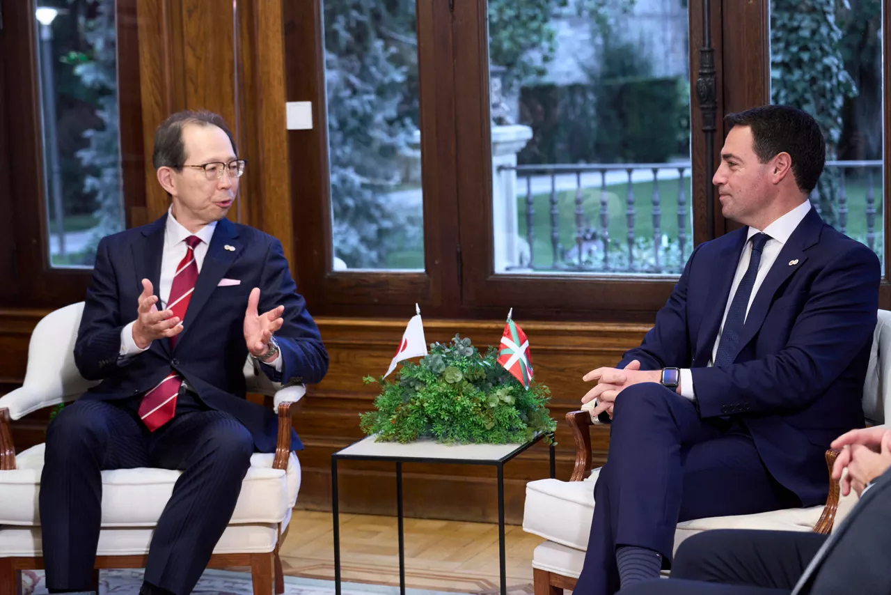 El Lehendakari Imanol Pradales junto al gobernador de Fukushima, Masao Uchibori 