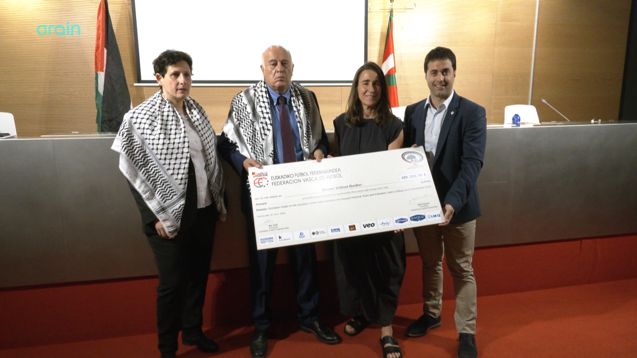 Euskal Selekzioa-Palestina futbol partidan bildutako diruarekin dohaintza solidarioa egin dute