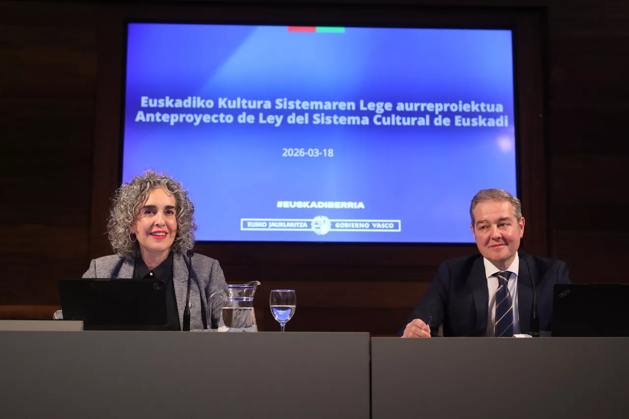 Ibone Bengoetxea Eusko Jaurlaritzako lehen lehendakariorde eta Kultura eta Hizkuntza Politikako sailburua eta Andoni Iturbe Kulturako sailburuordea 