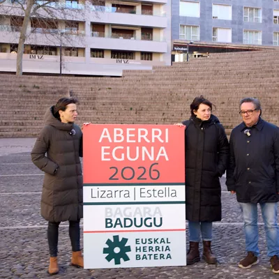 VITORIA, 07/02/2026.- Ekhine Atorrasagasti (c), Mireia Epelde (i) y Xabier Euzkitz, de la iniciativa ciudadana Euskal Herria Batera, presentan el acto que celebra este año el 28 de marzo en Estella-Lizarra (Navarra) con motivo del Aberri Eguna. EFE/ L. Rico
