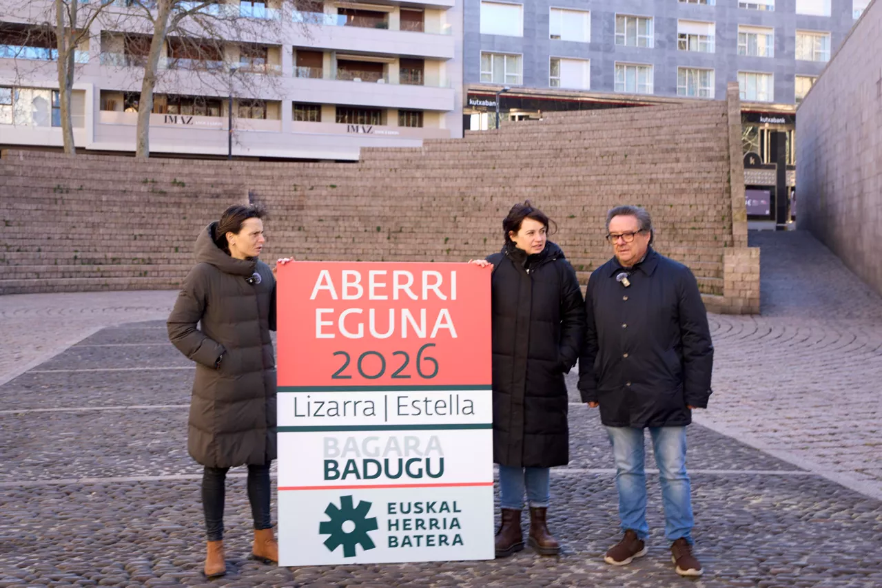 VITORIA, 07/02/2026.- Ekhine Atorrasagasti (c), Mireia Epelde (i) y Xabier Euzkitz, de la iniciativa ciudadana Euskal Herria Batera, presentan el acto que celebra este año el 28 de marzo en Estella-Lizarra (Navarra) con motivo del Aberri Eguna. EFE/ L. Rico
