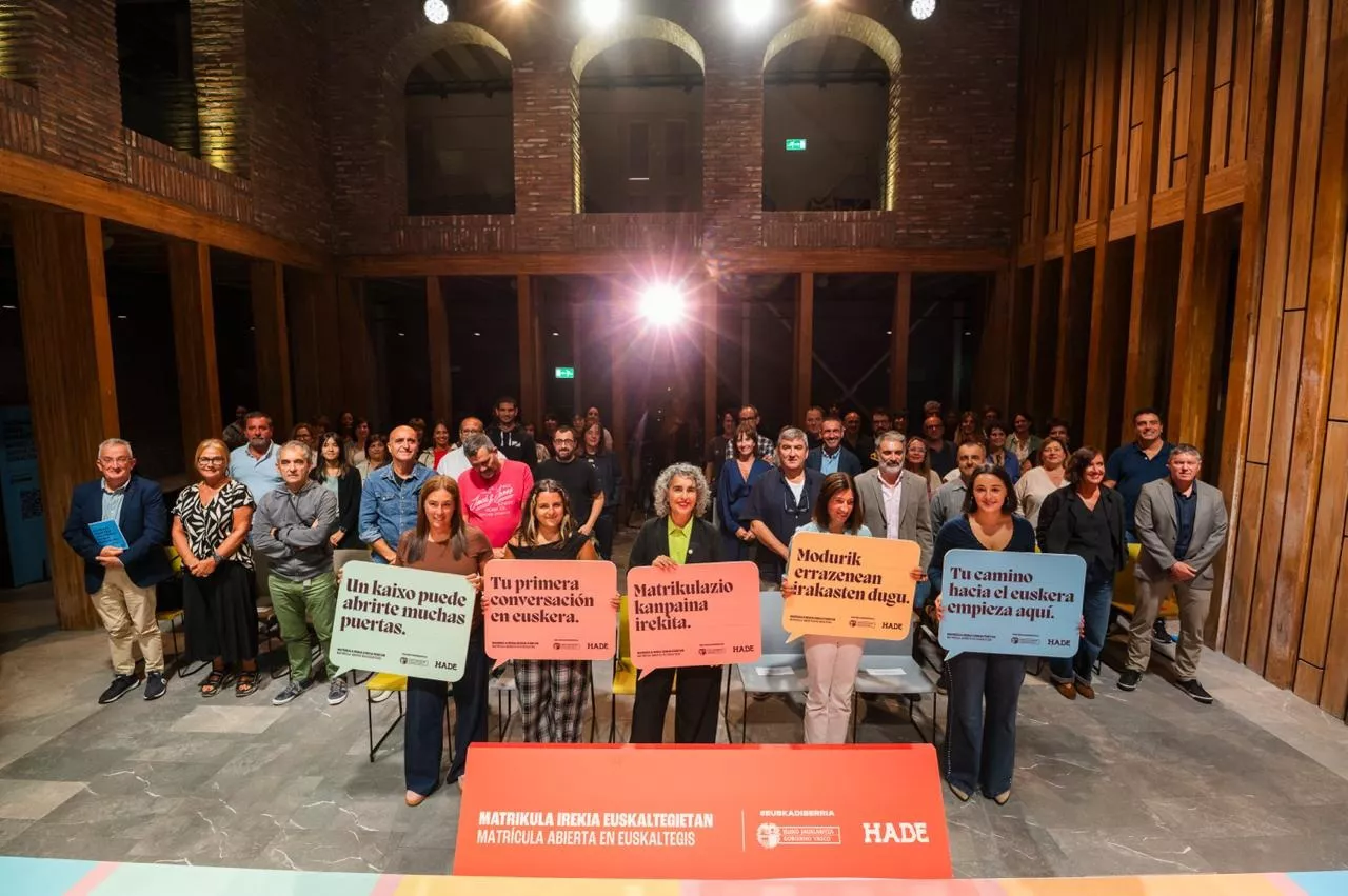 En la presentación se ha reivindicado el protagonismo de las personas que están aprendiendo euskera



REMITIDA / HANDOUT por GOBIERNO VASCO

Fotografía remitida a medios de comunicación exclusivamente para ilustrar la noticia a la que hace referencia la imagen, y citando la procedencia de la imagen en la firma

10/9/2026