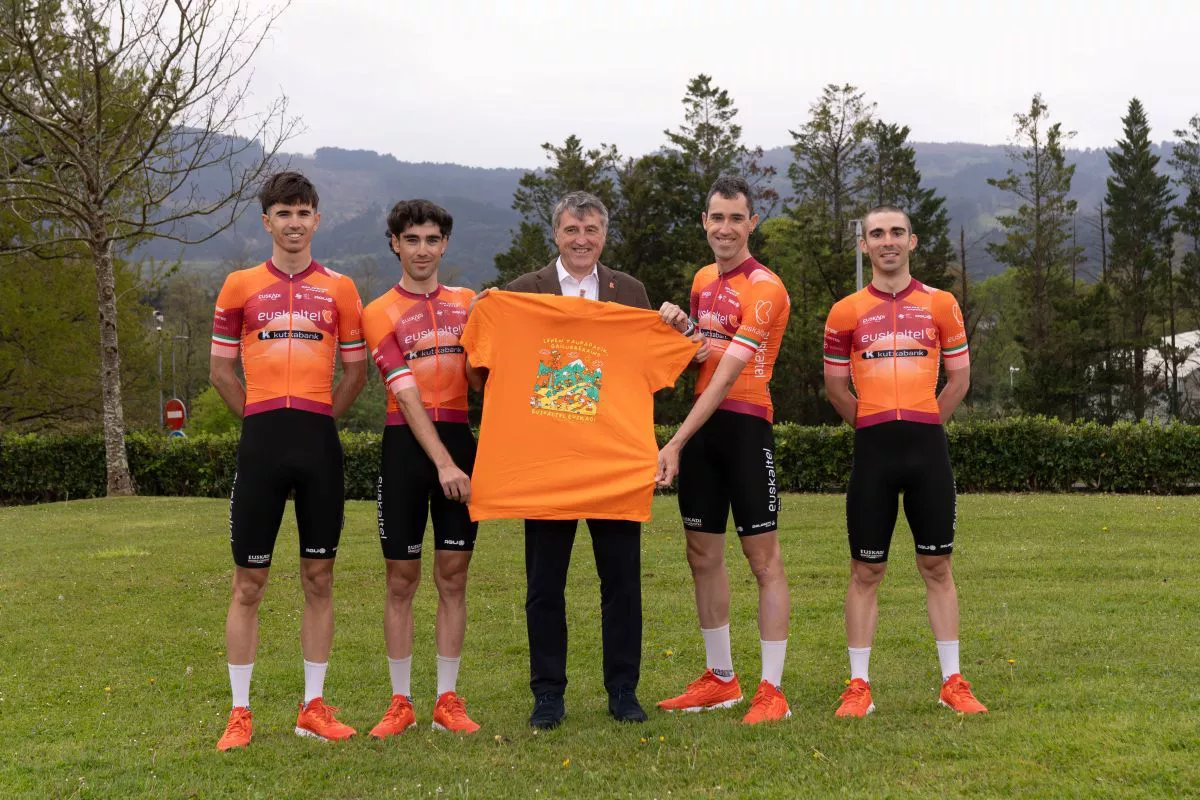 Euskaltel Euskadi taldearen aurkezpena, Itzuliari begira.