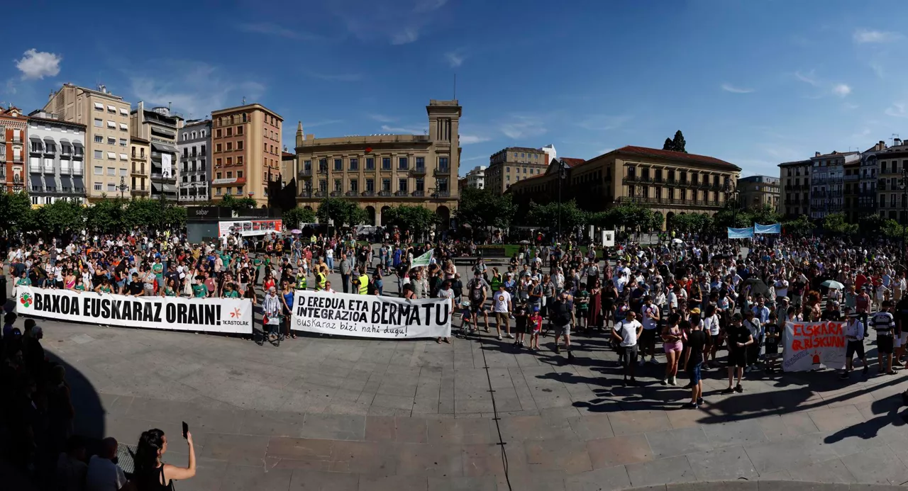 PAMPLONA, 13/06/2026.- Tres columnas de personas, convocadas por Euskalgintzaren Kontseilua, han partido este sábado de diferentes lugares de Pamplona para reivindicar el derecho a vivir en euskera, que según han dicho se encuentra "en situación de emergencia", y mostrar su determinación de "impulsar un nuevo renacimiento" de esta lengua. EFE/ Jesús Diges

