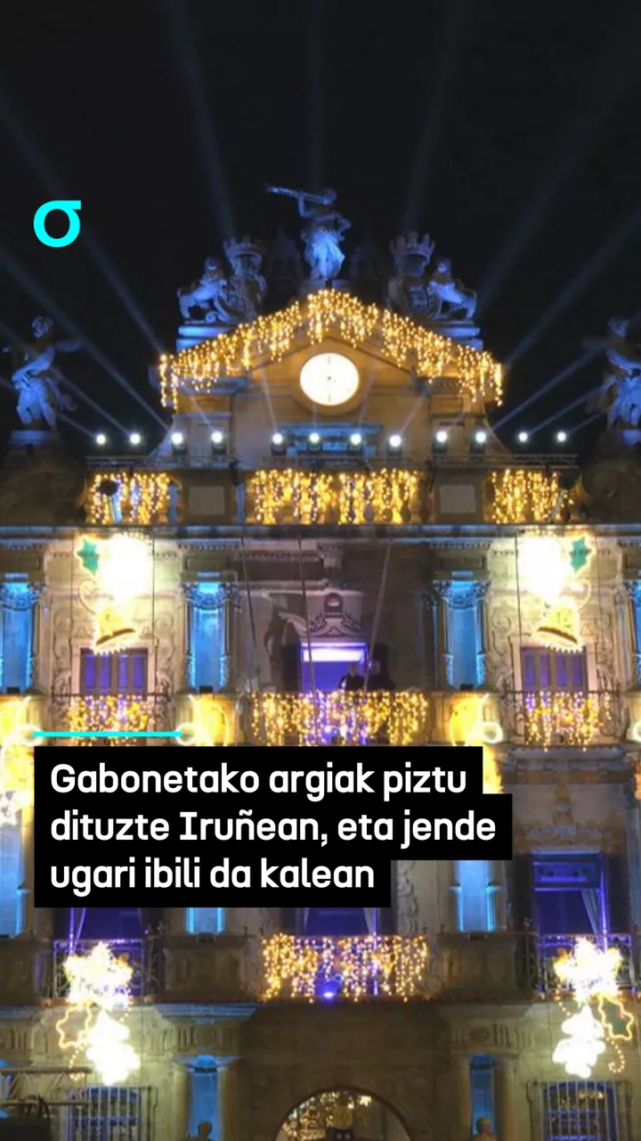 Gabonetako argiak piztu dituzte Iruñean, eta jende ugari ibili da kalean