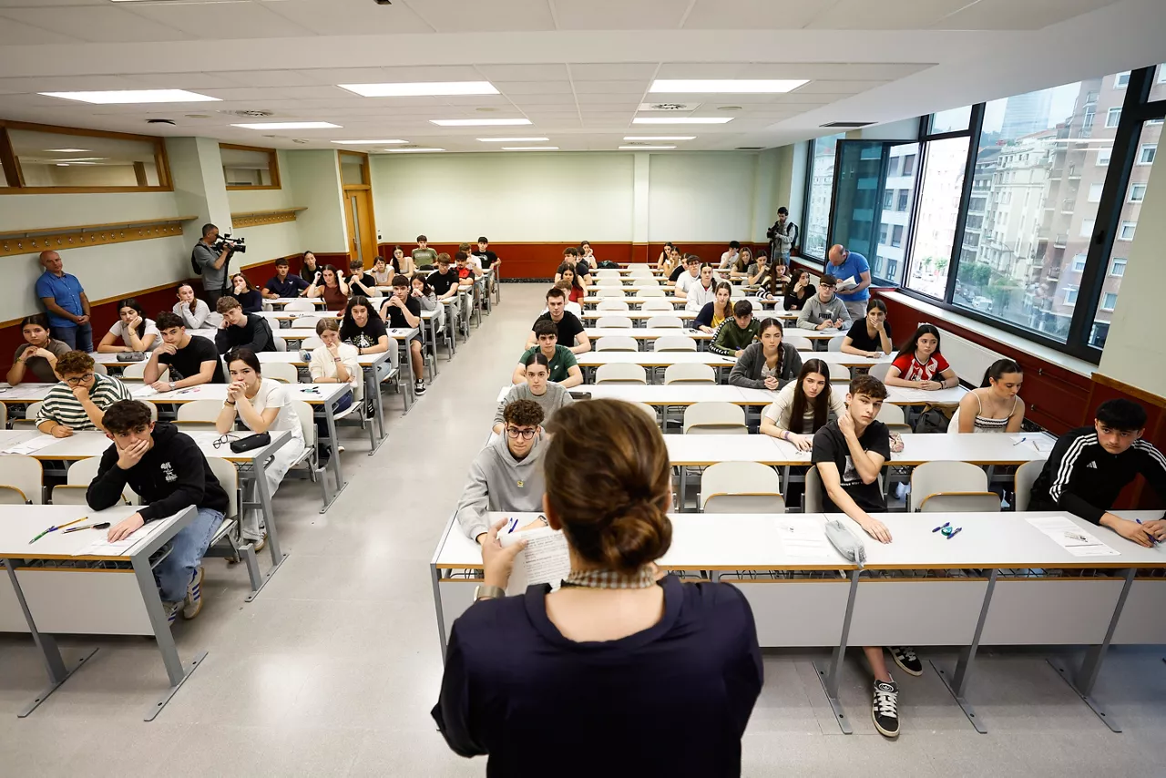 BILBAO, 02/06/2026.- Miles de estudiantes han asistido este martes al inicio de los exámenes de la Prueba de Acceso a la Universidad (PAU) en la Escuela de Ingeniería en Bilbao así como en otros centros de la EHU. EFE/ Miguel Toña
