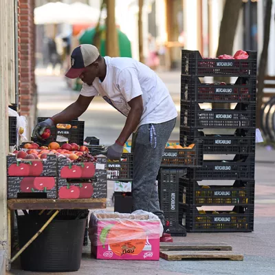 GRAFCAV9429. , 30/06/2025.- Un empleado en una frutería coloca coloca el género en la calle durante su horario laboral este lunes en Vitoria en una jornada en la que el consejero de Economía, Trabajo y Empleo, Mikel Torres, comparece en el Parlamento Vasco para para presentar el informe de Siniestralidad 2024 y la evaluación de la estrategia vasca de Seguridad y Salud en el trabajo 2021-2026. EFE/Adrián Ruiz-Hierro
