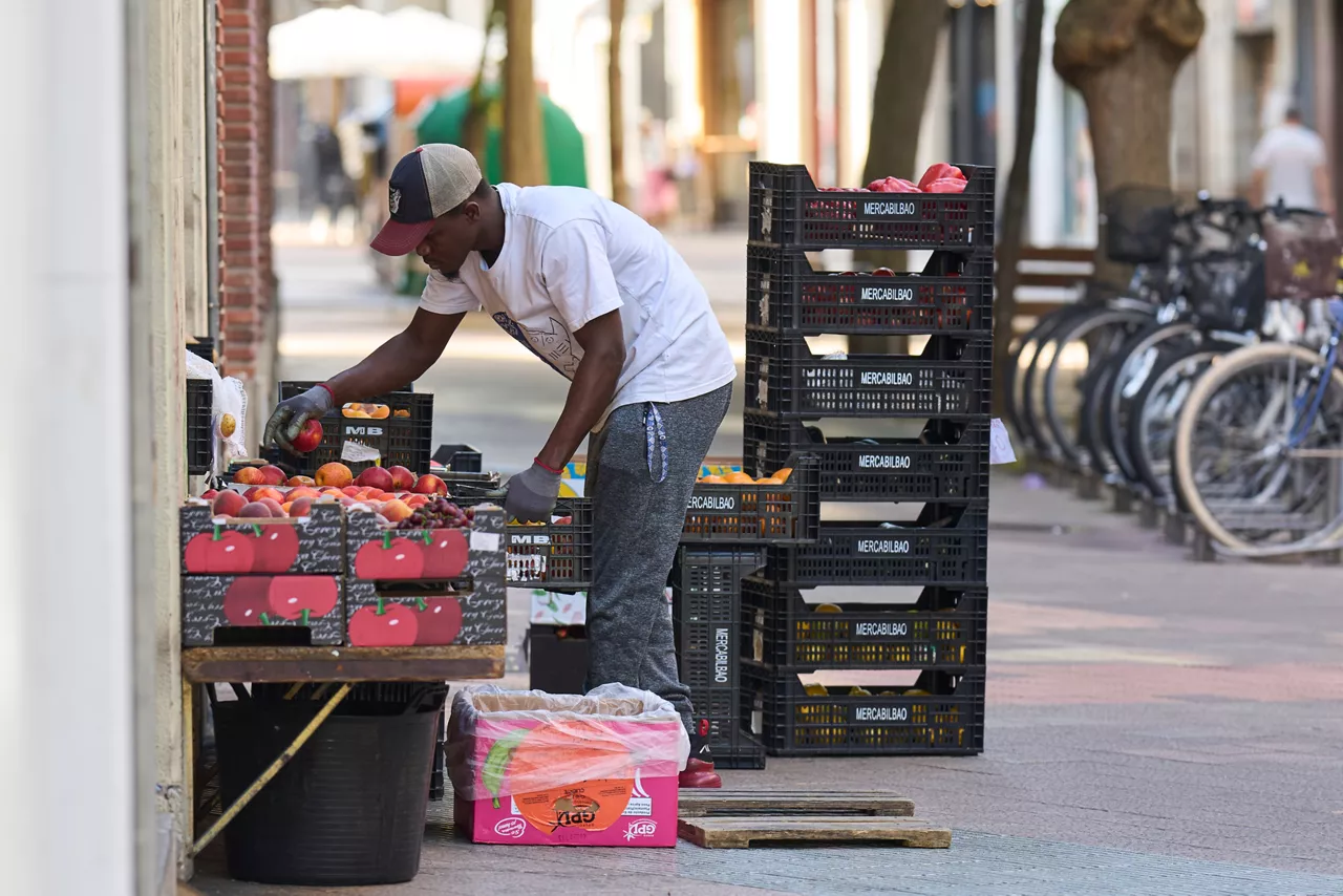 GRAFCAV9429. , 30/06/2025.- Un empleado en una frutería coloca coloca el género en la calle durante su horario laboral este lunes en Vitoria en una jornada en la que el consejero de Economía, Trabajo y Empleo, Mikel Torres, comparece en el Parlamento Vasco para para presentar el informe de Siniestralidad 2024 y la evaluación de la estrategia vasca de Seguridad y Salud en el trabajo 2021-2026. EFE/Adrián Ruiz-Hierro
