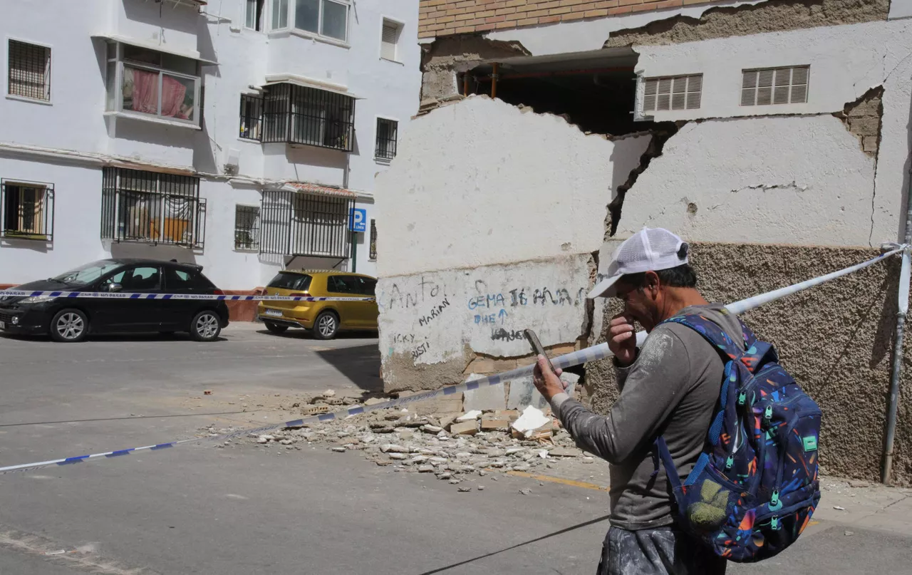 GRANADA,18/08/2026.- Desperfectos en una cochera del barrio granadino del Zaidón después de los numerosos terremotos registrados en Granada esta mañana. EFE/Pepe Torres.
