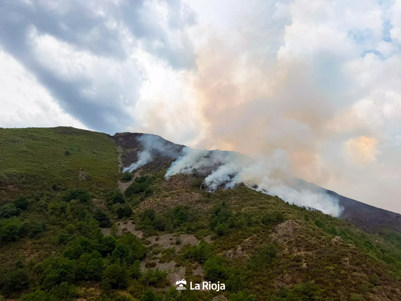 EZCARAY, 10/07/2026.- Los datos iniciales parecen indicar que el incendio forestal activo en la aldea de Ayabarrena, en el término municipal riojano de Ezcaray, se debió a un rayo durante la tormenta de ayer, jueves, y que ya ha quemado unas 88,7 hectáreas de matorral y arbolado. EFE/Gobierno de La Rioja CRÉDITO OBLIGATORIO  SOLO USO PERMITIDO PARA ILUSTRAR LA NOTICIA QUE APARECE EN EL PIE DE FOTO  SÓLO USO EDITORIAL
