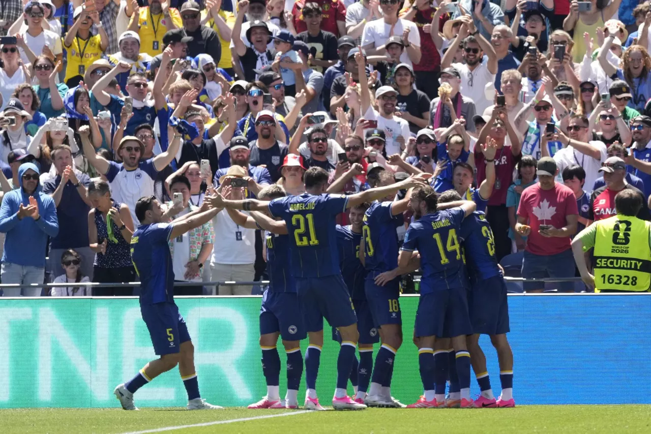 SEATTLE (United States), 24/06/2026.- Players of Bosnia and Herzegovina celebrate the 2-0 goal during the FIFA World Cup 2026 group stage match Bosnia and Herzegovina against Qatar, in Seattle, Washington, USA, 24 June 2026. (Bosnia-Herzegovina, Catar) EFE/EPA/STEPHAN BRASHEAR
