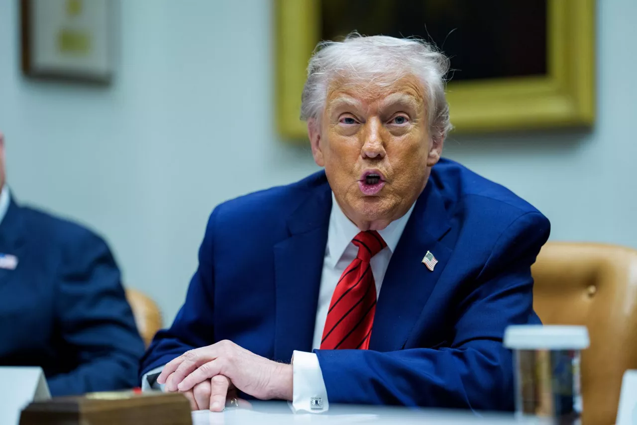 DSC03. BOGOTÁ (COLOMBIA), 31/12/2025.- Fotografía de archivo del 10 de diciembre de 2025 que muestra al presidente de Estados Unidos, Donald Trump, hablando en una reunión en Washington (EE.UU.). Un bombardeo en tierra anunciado por el presidente de EE.UU., Donald Trump, ha vuelto a disparar la tensión en torno al despliegue militar que mantiene su país en aguas del Caribe, pero también ha abierto distintas incógnitas en torno a un incidente sobre el que Venezuela guarda silencio, mientras su vecino, el presidente colombiano, Gustavo Petro, asegura que tuvo lugar en suelo venezolano. EFE/ Aaron Schwartz / Pool ARCHIVO
