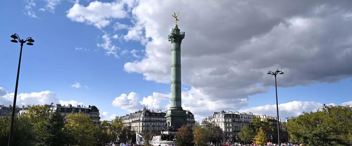 PARIS (France), 08/10/2026.- Protesters gather at Bastille square during a demonstration over school conditions in Paris, France, 08 October 2026. A wave of nationwide protests by high school students has been sweeping across France since late September 2026, later joined by university students, over severe teacher shortages, overcrowded lecture halls and classrooms, resource deficits, and poor learning conditions. (Protestas, Francia) EFE/EPA/FIRAS ABDULLAH
