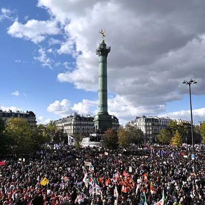 PARIS (France), 08/10/2026.- Protesters gather at Bastille square during a demonstration over school conditions in Paris, France, 08 October 2026. A wave of nationwide protests by high school students has been sweeping across France since late September 2026, later joined by university students, over severe teacher shortages, overcrowded lecture halls and classrooms, resource deficits, and poor learning conditions. (Protestas, Francia) EFE/EPA/FIRAS ABDULLAH
