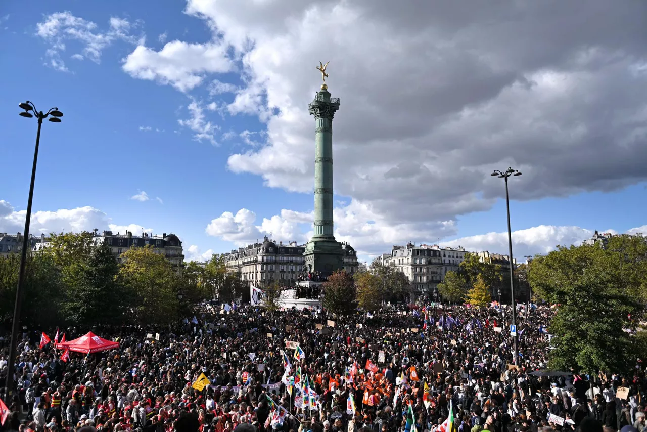 PARIS (France), 08/10/2026.- Protesters gather at Bastille square during a demonstration over school conditions in Paris, France, 08 October 2026. A wave of nationwide protests by high school students has been sweeping across France since late September 2026, later joined by university students, over severe teacher shortages, overcrowded lecture halls and classrooms, resource deficits, and poor learning conditions. (Protestas, Francia) EFE/EPA/FIRAS ABDULLAH
