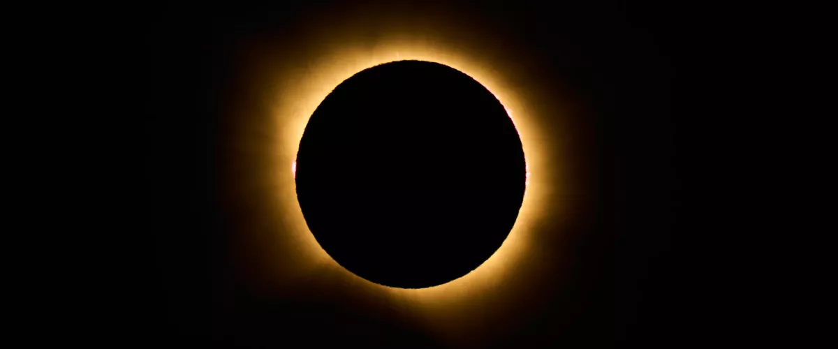 SALINAS DE AÑANA (ÁLAVA), 12/08/2026.- Fase de la totalidad del eclipse solar total que ha tenido lugar este miércoles, el primero en la península ibérica desde 1905 y que ha sido visible en un 100% en la localidad alavesa de Salinas de Añana. EFE/ Adrián Ruiz Hierro
