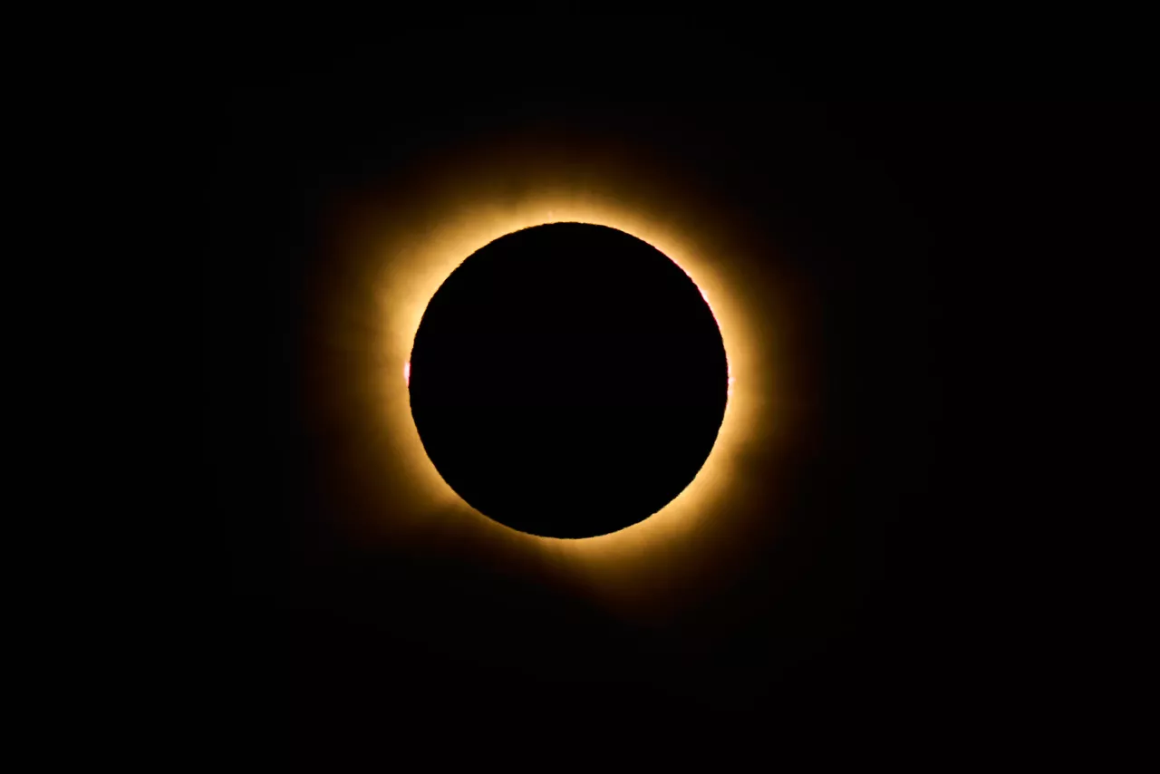 SALINAS DE AÑANA (ÁLAVA), 12/08/2026.- Fase de la totalidad del eclipse solar total que ha tenido lugar este miércoles, el primero en la península ibérica desde 1905 y que ha sido visible en un 100% en la localidad alavesa de Salinas de Añana. EFE/ Adrián Ruiz Hierro
