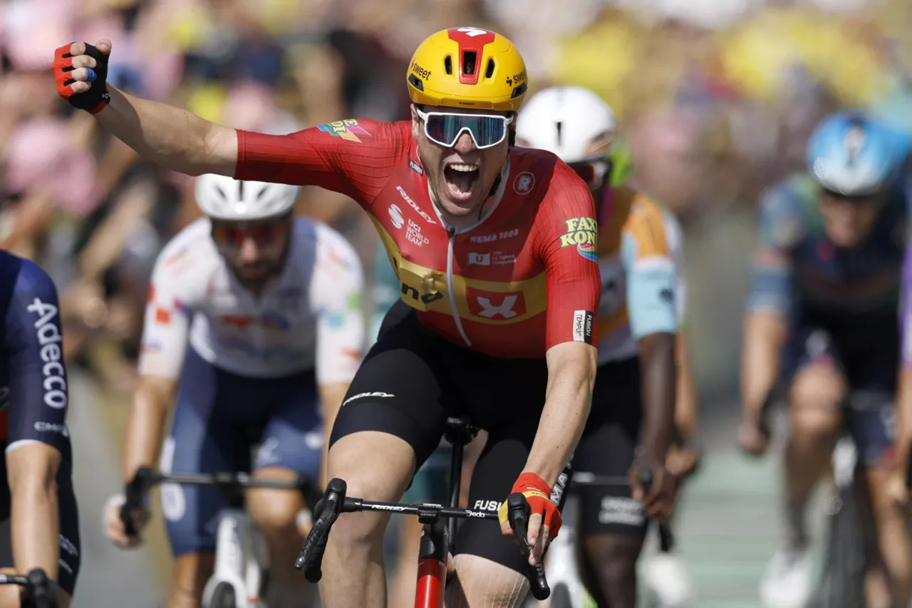 NEVERS (France), 15/07/2026.- Norwegian cyclist Soren Waerenskjold of Uno-X Mobility celebrates as he crosses the finish line to win Stage 11 of the Tour de France, a 161.3 km route from Vichy to Nevers, France, 15 July 2026. (Ciclismo, Francia) EFE/EPA/YOAN VALAT
