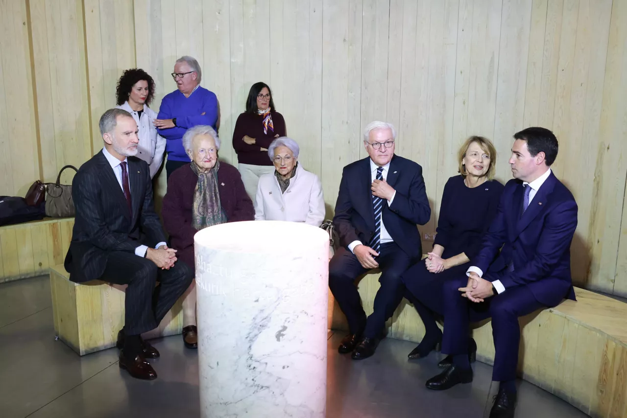 GERNIKA (BIZKAIA), 28/11/2025.- El rey Felipe VI (i), el presidente de la República Federal de Alemania, Frank-Walter Steinmeier (3d), dos de las supervivientes del bombardeo, Crucita Etxabe (2i), y Mari Carmen Agirre (c), la primera dama alemana, Elke Büdenbender (2d), y el lehendakari, Imanol Pradales (d), en el Museo de la Paz de Gernika este viernes. Steinmeier y el Rey tributaron este viernes un homenaje en Gernika a las víctimas del bombardeo perpetrado el 26 de abril de 1937 por la Legión Cóndor alemana y la Aviación Legionaria de Italia. EFE/ José Jiménez/ Casa Real ***SOLO USO EDITORIAL/SOLO DISPONIBLE PARA ILUSTRAR LA NOTICIA QUE ACOMPAÑA (CRÉDITO OBLIGATORIO)***
