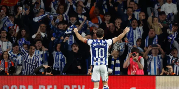 Mikel Oyarzabal, zale txuri-urdinekin. Argazkia: EFE