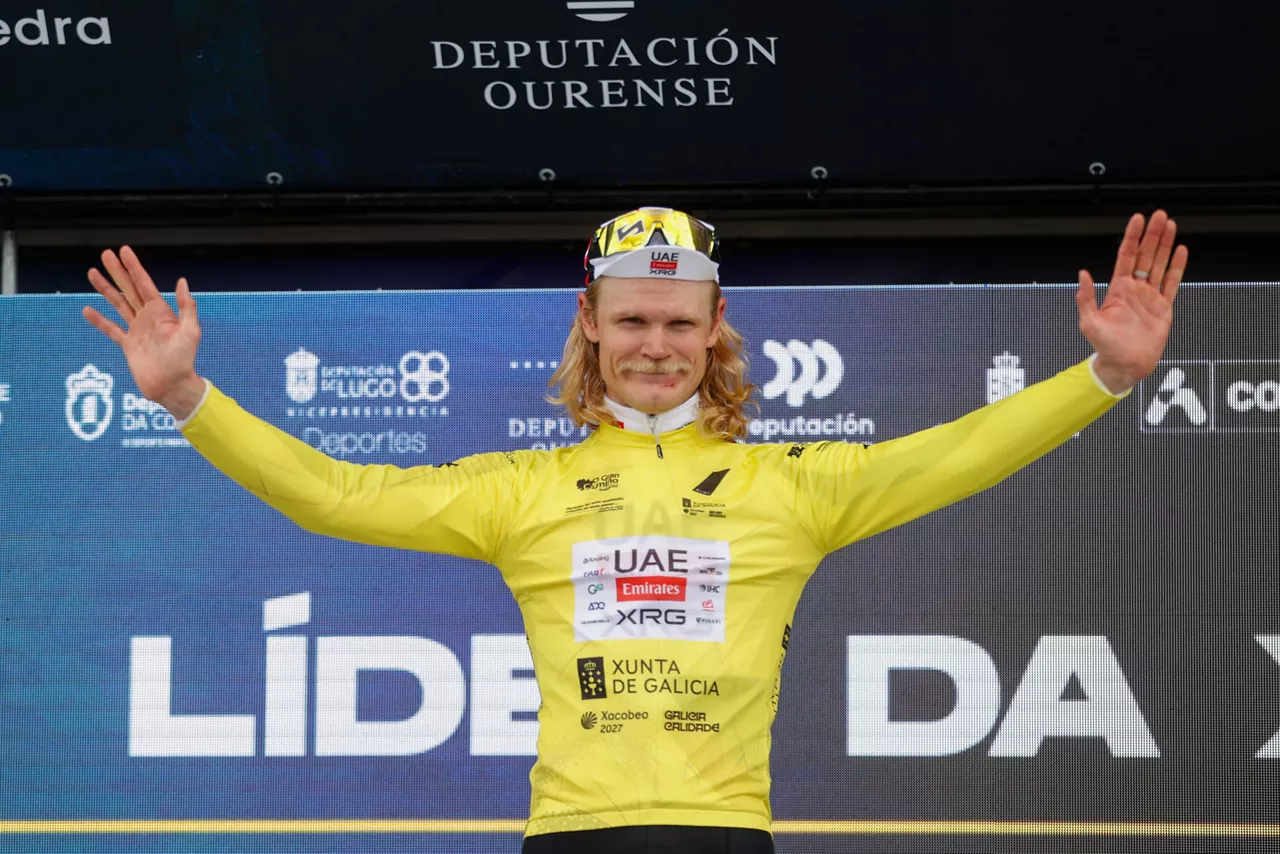A CORUÑA (GALICIA), 14/04/26.- El ciclista danés del UAE Team Emirates, Julius Johansen, se proclama vencedor de la primera etapa de O Gran Camiño, que celebra la quinta edición volviendo este martes a uno de los elementos patrimoniales más reconocidos de Galicia, la Torre de Hércules (A Coruña). EFE/ Cabalar

