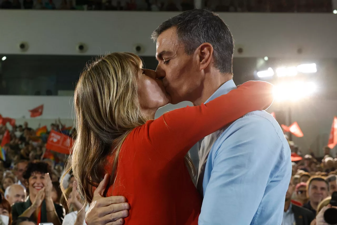 FUENLABRADA (MADRID), 17/10/2026.- El presidente del Gobierno, Pedro Sánchez, besa a su mujer Begoña Gómez, a su llegada a la reunión del Comité Federal del PSOE que está previsto ratifique sus listas para las elecciones del próximo 29 de noviembre y al secretario general socialista, Pedro Sánchez, como su candidato a la presidencia, este sábado, en el Centro de Arte Tomás y Valiente, de Fuenlabrada (Madrid). EFE/ J.J. Guillén
