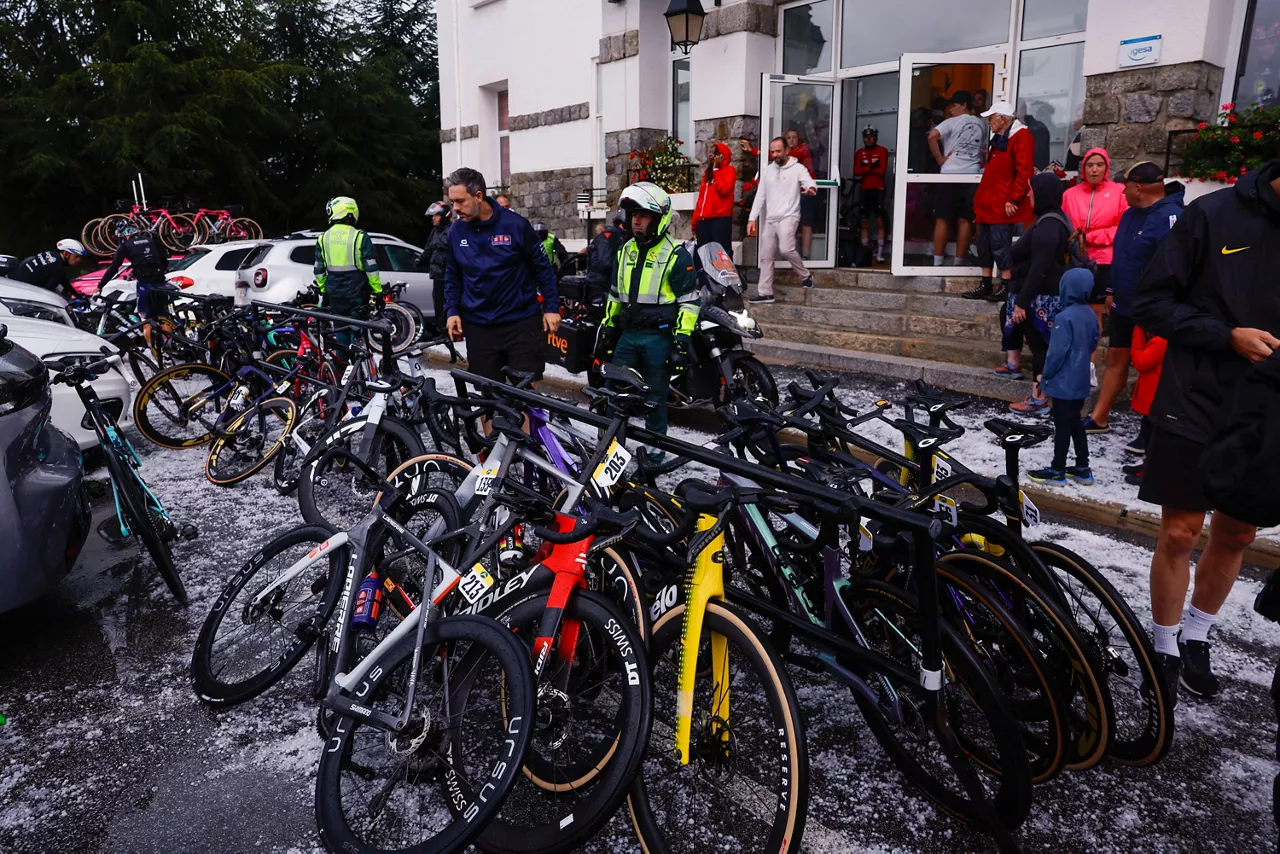 FONT-ROMEU (FRANCIA), 24/08/2026.- Exteriores del hotel ubicado a 15 kilómetros de meta donde los ciclistas se han refugiado debido a una fuerte granizada que ha obligado a anular la tercera etapa de la Vuelta a España entre las poblaciones francesas de Gruissan y Font- Romeu, sobre 166,7 kilómetros de recorrido. EFE/ Javier Lizón
