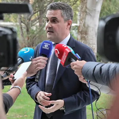 VITORIA, 22/10/2026.- El consejero de Industria, Transición Energética y Sostenibilidad, Mikel Jauregi, atiende  a la prensa al final del acto en el que la empresaria guipuzcoana Amaia Susperregui ha recibido el Premio Joxe Mari Korta 2026, este jueves en Vitoria. EFE / L. Rico
