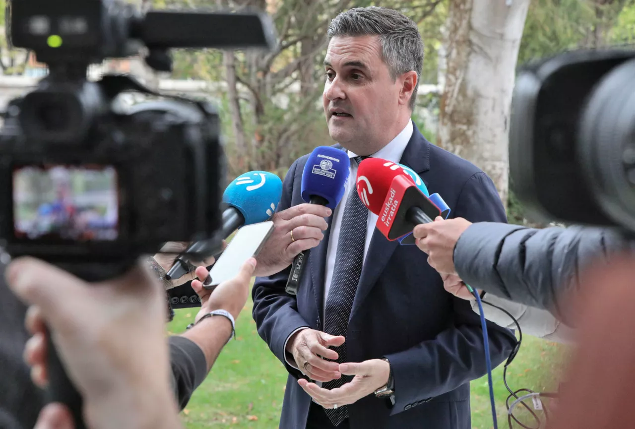 VITORIA, 22/10/2026.- El consejero de Industria, Transición Energética y Sostenibilidad, Mikel Jauregi, atiende  a la prensa al final del acto en el que la empresaria guipuzcoana Amaia Susperregui ha recibido el Premio Joxe Mari Korta 2026, este jueves en Vitoria. EFE / L. Rico
