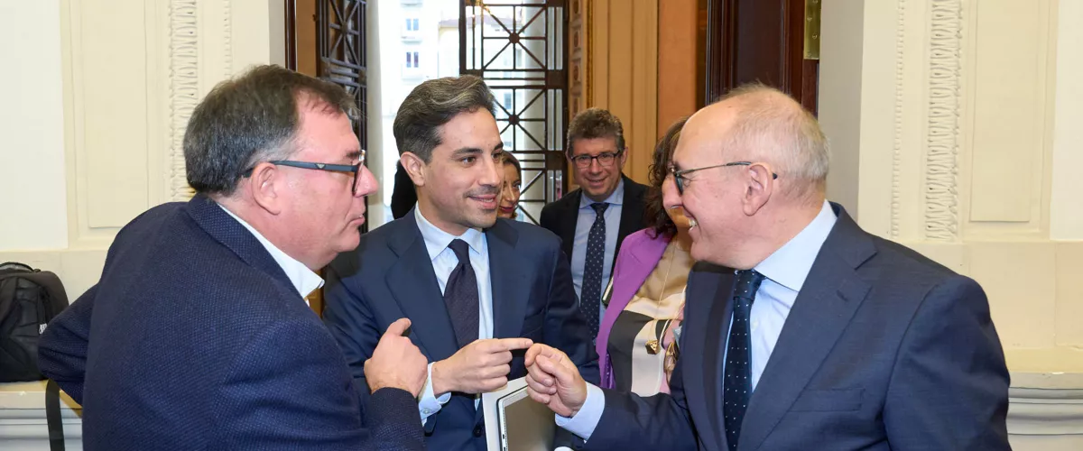 VITORIA, 12/12/2025.- El diputado general de Álava, Ramiro González (d), conversa con su socios de Gobierno, los socialistas, Josu López Ubierna (i) y el diputado de Movilidad Sostenible e Infraestructura, Jon Nogales (c), al comienzo del pleno celebrado este viernes en las Juntas Generales de Álava, en el que se han debatido las enmiendas a la totalidad a lps presupuestos. EFE/ADRIAN RUIZ HIERRO
