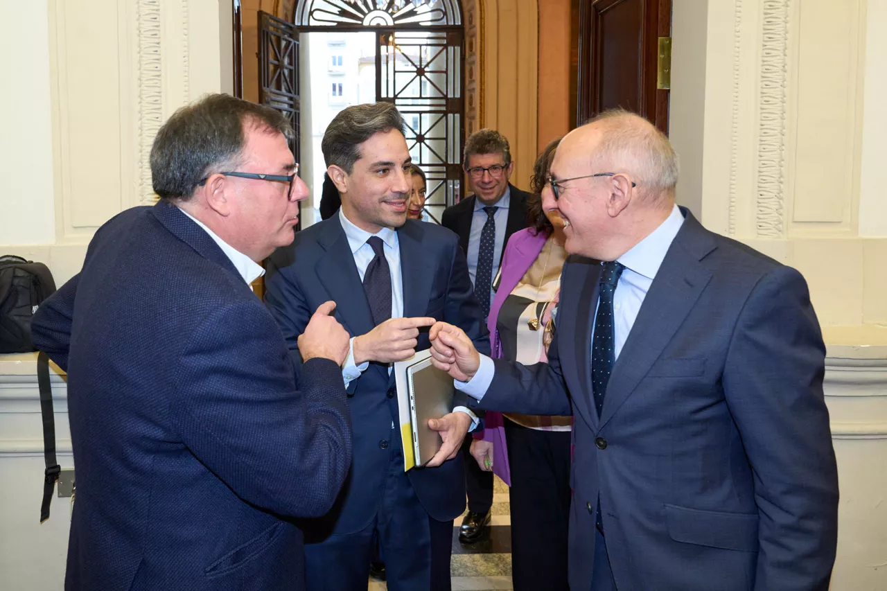 VITORIA, 12/12/2025.- El diputado general de Álava, Ramiro González (d), conversa con su socios de Gobierno, los socialistas, Josu López Ubierna (i) y el diputado de Movilidad Sostenible e Infraestructura, Jon Nogales (c), al comienzo del pleno celebrado este viernes en las Juntas Generales de Álava, en el que se han debatido las enmiendas a la totalidad a lps presupuestos. EFE/ADRIAN RUIZ HIERRO
