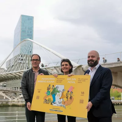GRAFCAV1775. BILBAO, 07/04/2026.- La consejera de Bienestar, Juventud y Reto Demográfico, Nerea Melgosa, (c) el viceconsejero de Juventud y Reto Demográfico, Xabier Legarreta (d) y el director de infancia, adolencencia y familia Gorka Oraá presentan este martes las líneas generales del 'Día sin móvil: un reto para estar más cerca', que se celebrará el próximo 18 de abril en las tres capitales vascas. Observatorio Vasco de la Infancia, Adolescencia y la Juventud. EFE/Luis Tejido

