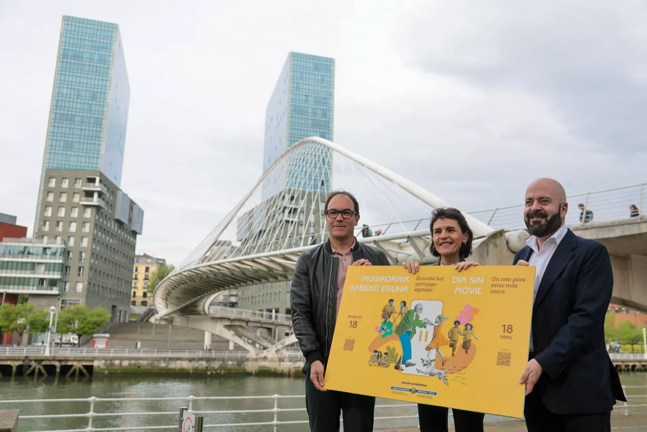 GRAFCAV1775. BILBAO, 07/04/2026.- La consejera de Bienestar, Juventud y Reto Demográfico, Nerea Melgosa, (c) el viceconsejero de Juventud y Reto Demográfico, Xabier Legarreta (d) y el director de infancia, adolencencia y familia Gorka Oraá presentan este martes las líneas generales del 'Día sin móvil: un reto para estar más cerca', que se celebrará el próximo 18 de abril en las tres capitales vascas. Observatorio Vasco de la Infancia, Adolescencia y la Juventud. EFE/Luis Tejido

