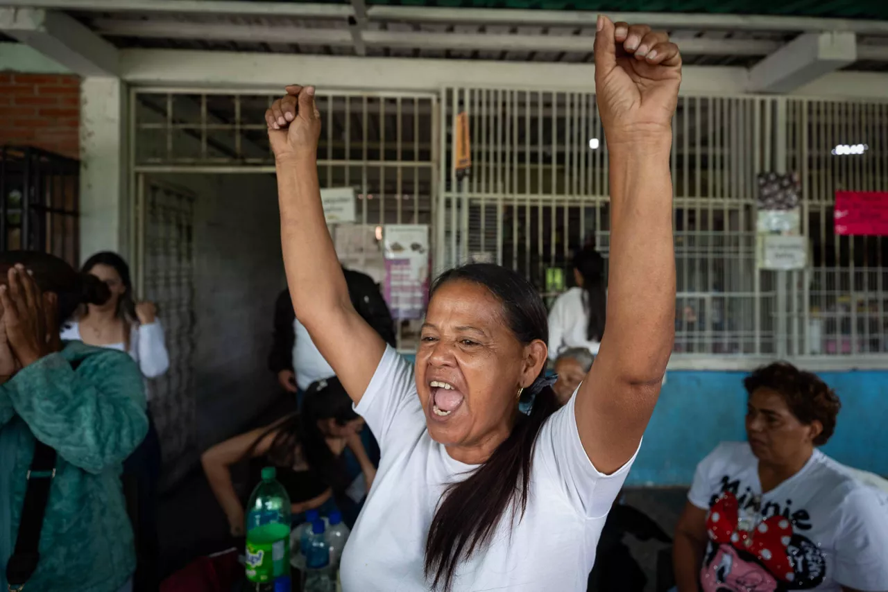 AME3924. ZAMORA (VENEZUELA), 10/01/2026.- Una familiar de presos políticos reacciona frente al centro penitenciario Rodeo I este sábado, en Zamora estado de Miranda (Venezuela). Organizaciones no gubernamentales y de oposición informaron de la excarcelación de otros tres presos políticos, como parte del proceso de liberación de un "número importante" de estos detenidos anunciado el jueves por las autoridades, aunque, de momento, las ONG registran una cifra inferior a 20. EFE/ Ronald Peña R
