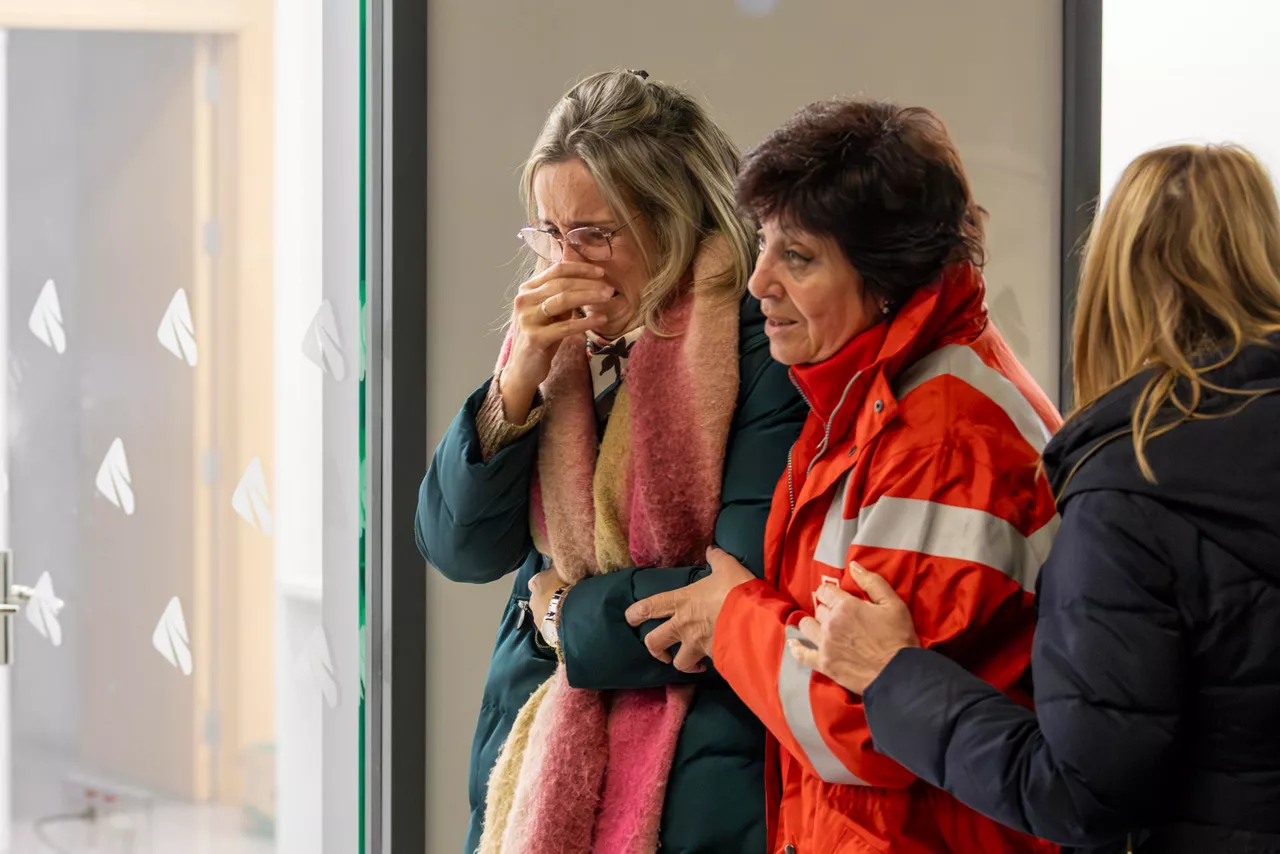 Los servicios de emergencia atienden a los familiares de las víctimas. 