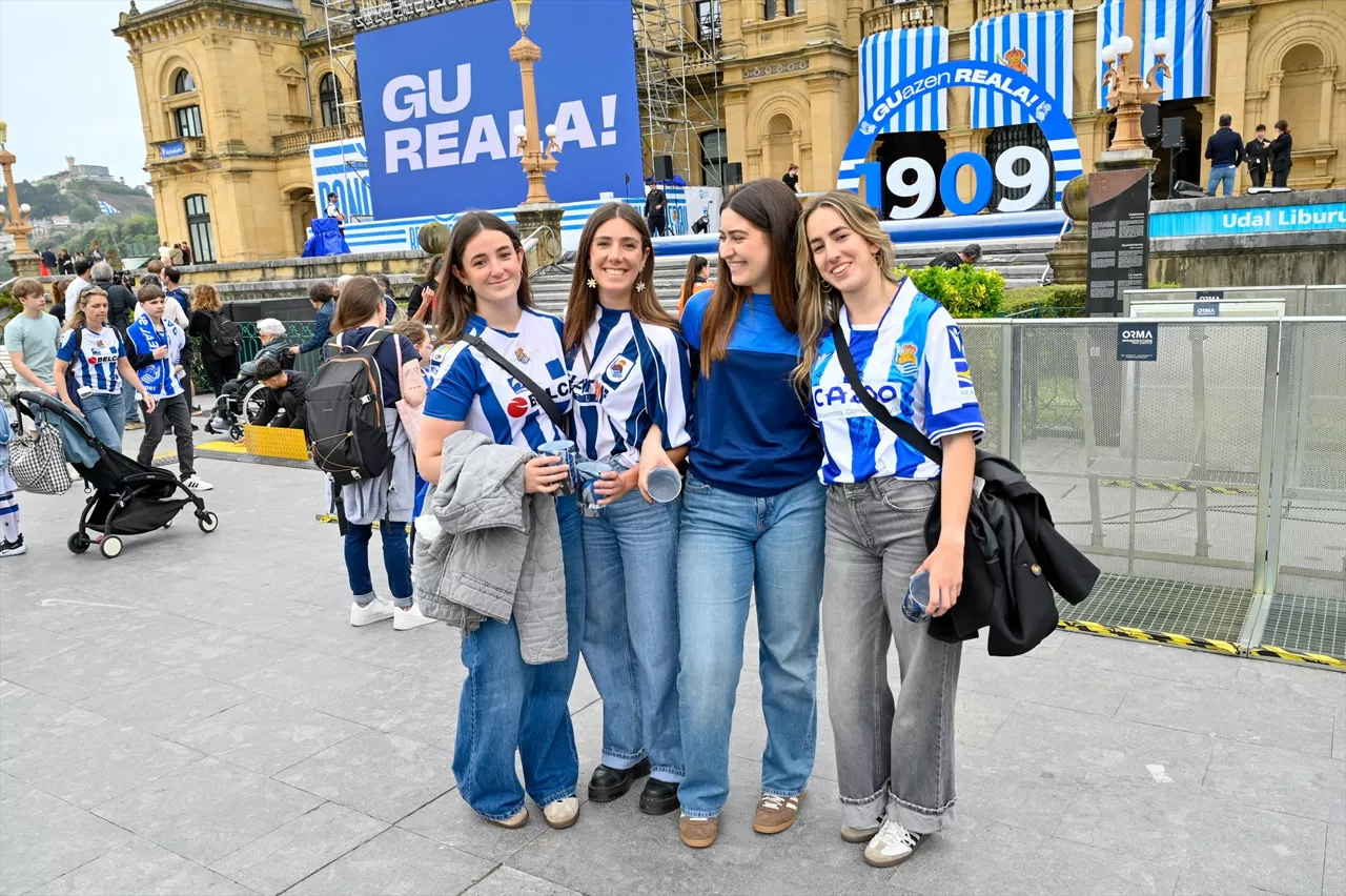 Aficionadas frente al consistorio. 