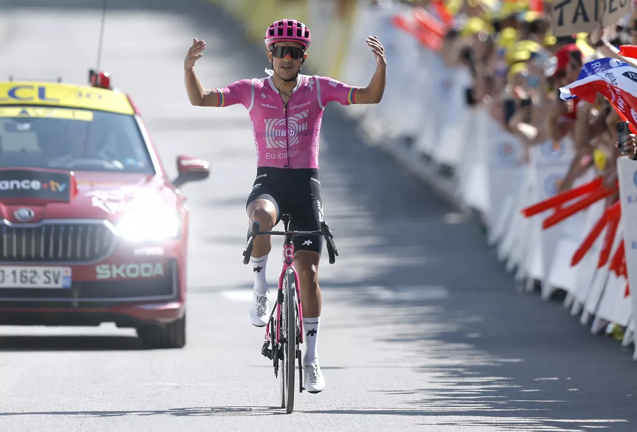 ORCIERES-MERLETTE (France), 23/07/2026.- Ecuadorian cyclist Richard Carapaz of EF Education - EasyPost wins Stage 18 of the Tour de France, a 185.2 km route from Voiron to Orcieres-Merlette, France, 23 July 2026. (Ciclismo, Francia) EFE/EPA/GUILLAUME HORCAJUELO
