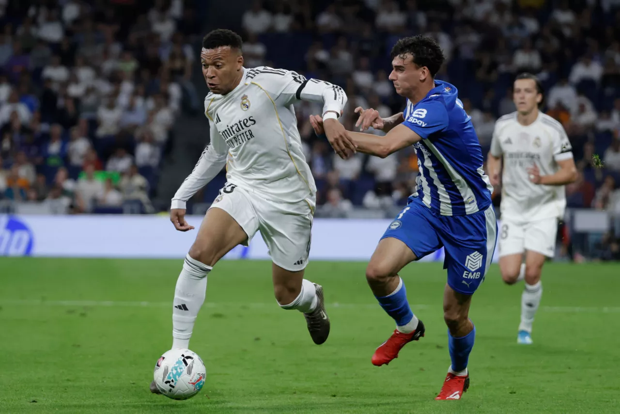 MADRID, 21/04/2026.- El delantero francés del Real Madrid Kylian Mbappé (i) se escapa con el balón durante el partido de la jornada 33 de LaLiga que Real Madrid y Deportivo Alavés disputan este martes en el estadio Santiago Bernabéu, en Madrid. EFE/Juanjo Martín
