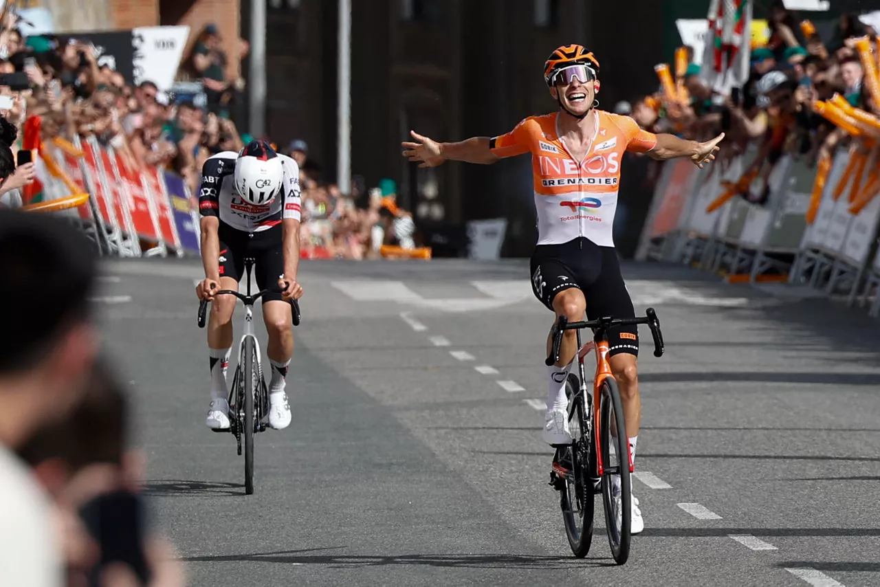 Axel-Laurance-Ineos-Igor-Arrieta-UAE-Itzulia-tercera-etapa