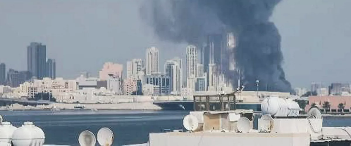 BARÉIN, 28/02/2026.- Vista de una columna de humo en Baréin. La Guardia Revolucionaria iraní confirmó este sábado que ha lanzado ataques contra bases estadounidenses situadas en Baréin, Catar y Emiratos Árabes como represalia por los bombardeos de Estados Unidos e Israel. Los misiles y drones de la Guardia Revolucionaria atacaron severamente el cuartel general de la Quinta Flota de la Armada estadounidense en Baréin. EFE
