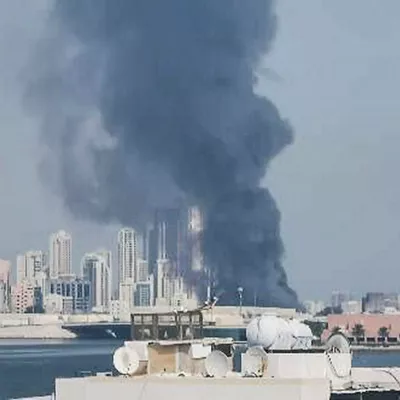 BARÉIN, 28/02/2026.- Vista de una columna de humo en Baréin. La Guardia Revolucionaria iraní confirmó este sábado que ha lanzado ataques contra bases estadounidenses situadas en Baréin, Catar y Emiratos Árabes como represalia por los bombardeos de Estados Unidos e Israel. Los misiles y drones de la Guardia Revolucionaria atacaron severamente el cuartel general de la Quinta Flota de la Armada estadounidense en Baréin. EFE
