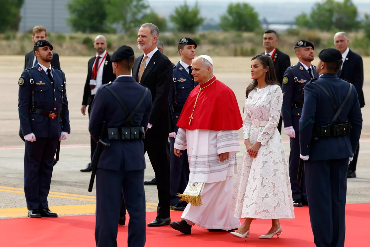 MADRID, 06/06/2026.- Los reyes Felipe y Letizia tras recibir al papa León XIV a su llegada al aeropuerto de Adolfo Suárez Madrid-Barajas, este sábado. El papa León XIV inicia este sábado un viaje de seis días a España, que comenzará en Madrid con una recepción en el Palacio Real seguida de una visita por la tarde a un centro de personas sin hogar en Carabanchel y terminará por la noche en una vigilia con los jóvenes en un acto multitudinario que unirá la oración con actuaciones musicales. EFE/J.J. Guillén POOL
