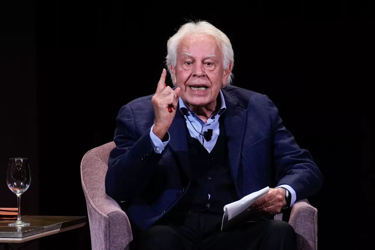 MADRID (ESPAÑA), 10/02/2026.- El expresidente del Gobierno Felipe González participa en una charla de 'Los desayunos del Ateneo' junto a un grupo de periodistas este martes en Madrid. EFE/ Borja Sánchez-Trillo
