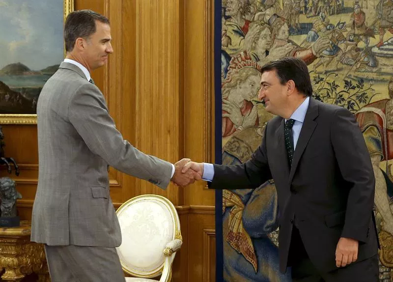 Felipe VI.a Aitor Esteban (EAJ) agurtzen atzo. Argazkia: EFE