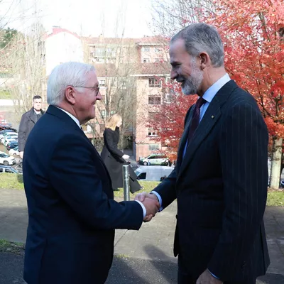 GERNIKA (BIZKAIA), 28/11/2025.- El rey Felipe VI (d) saluda al presidente de la República Federal de Alemania, Frank-Walter Steinmeier, a su llegada a la ofrenda floral que tuvo lugar este viernes en Gernika como parte del homenaje a las víctimas del bombardeo perpetrado el 26 de abril de 1937 por la Legión Cóndor alemana y la Aviación Legionaria de Italia. EFE/ José Jiménez/ Casa Real ***SOLO USO EDITORIAL/SOLO DISPONIBLE PARA ILUSTRAR LA NOTICIA QUE ACOMPAÑA (CRÉDITO OBLIGATORIO)***
