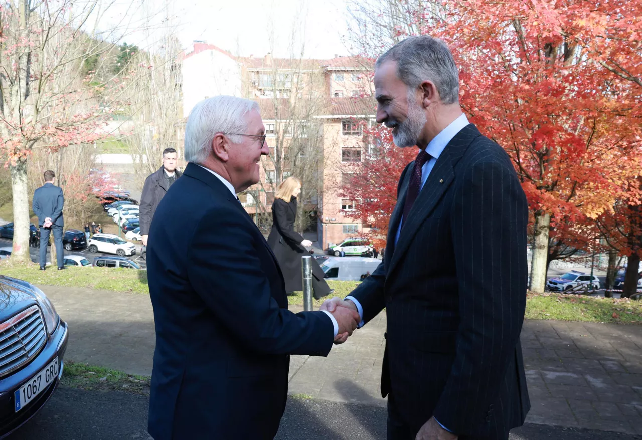 GERNIKA (BIZKAIA), 28/11/2025.- El rey Felipe VI (d) saluda al presidente de la República Federal de Alemania, Frank-Walter Steinmeier, a su llegada a la ofrenda floral que tuvo lugar este viernes en Gernika como parte del homenaje a las víctimas del bombardeo perpetrado el 26 de abril de 1937 por la Legión Cóndor alemana y la Aviación Legionaria de Italia. EFE/ José Jiménez/ Casa Real ***SOLO USO EDITORIAL/SOLO DISPONIBLE PARA ILUSTRAR LA NOTICIA QUE ACOMPAÑA (CRÉDITO OBLIGATORIO)***
