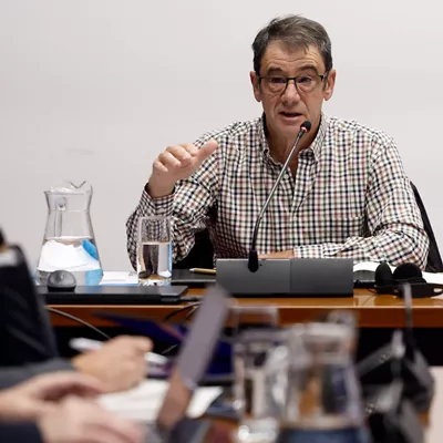 PAMPLONA, 25/02/2026.- El exdirector de Acciona en Navarra Fernando Merino comparece en la comisión de investigación sobre licitación y adjudicación de obras públicas del Gobierno de Navarra que se celebra en el Parlamento Foral. EFE/ Jesús Diges
